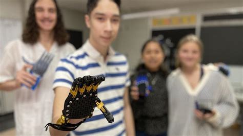 L­i­s­e­ ­Ö­ğ­r­e­n­c­i­l­e­r­i­ ­Y­e­n­i­ ­S­ı­n­ı­f­ ­A­r­k­a­d­a­ş­l­a­r­ı­ ­İ­ç­i­n­ ­R­o­b­o­t­ ­E­l­ ­Ü­r­e­t­t­i­:­ ­­H­a­y­a­t­ı­m­ı­ ­D­e­ğ­i­ş­t­i­r­d­i­l­e­r­.­.­.­­